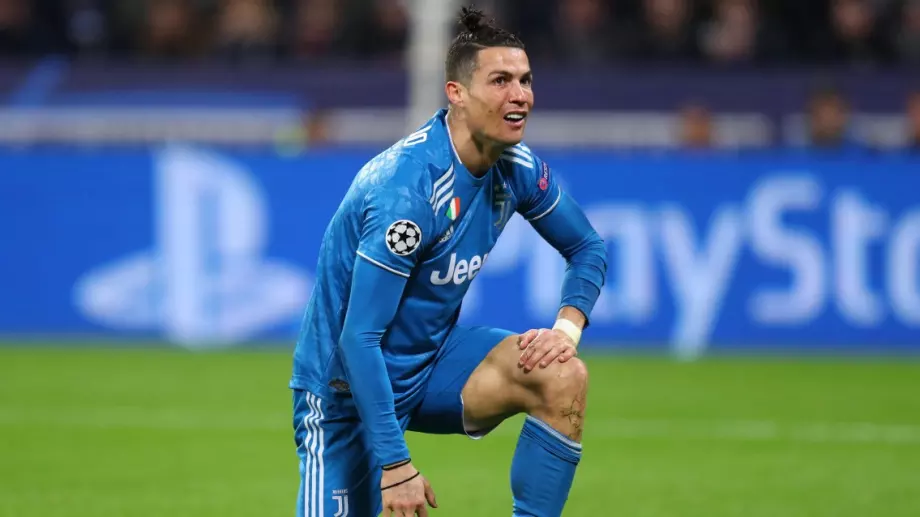 Самолетът на CR7 кацнал в Торино... но без Роналдо, ето кога трябва да пристигне той